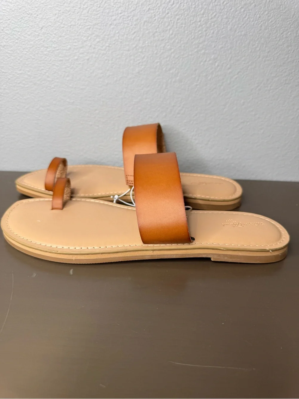NWT 9.5 women’s Universal Thread Cognac Brown Toe-Ring Slide Sandals